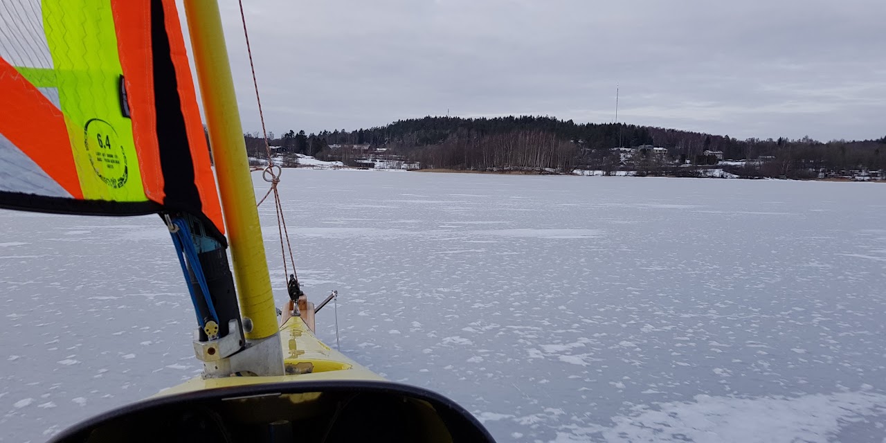 Isjakt på Viaredssjön en gråkall vinterdag
