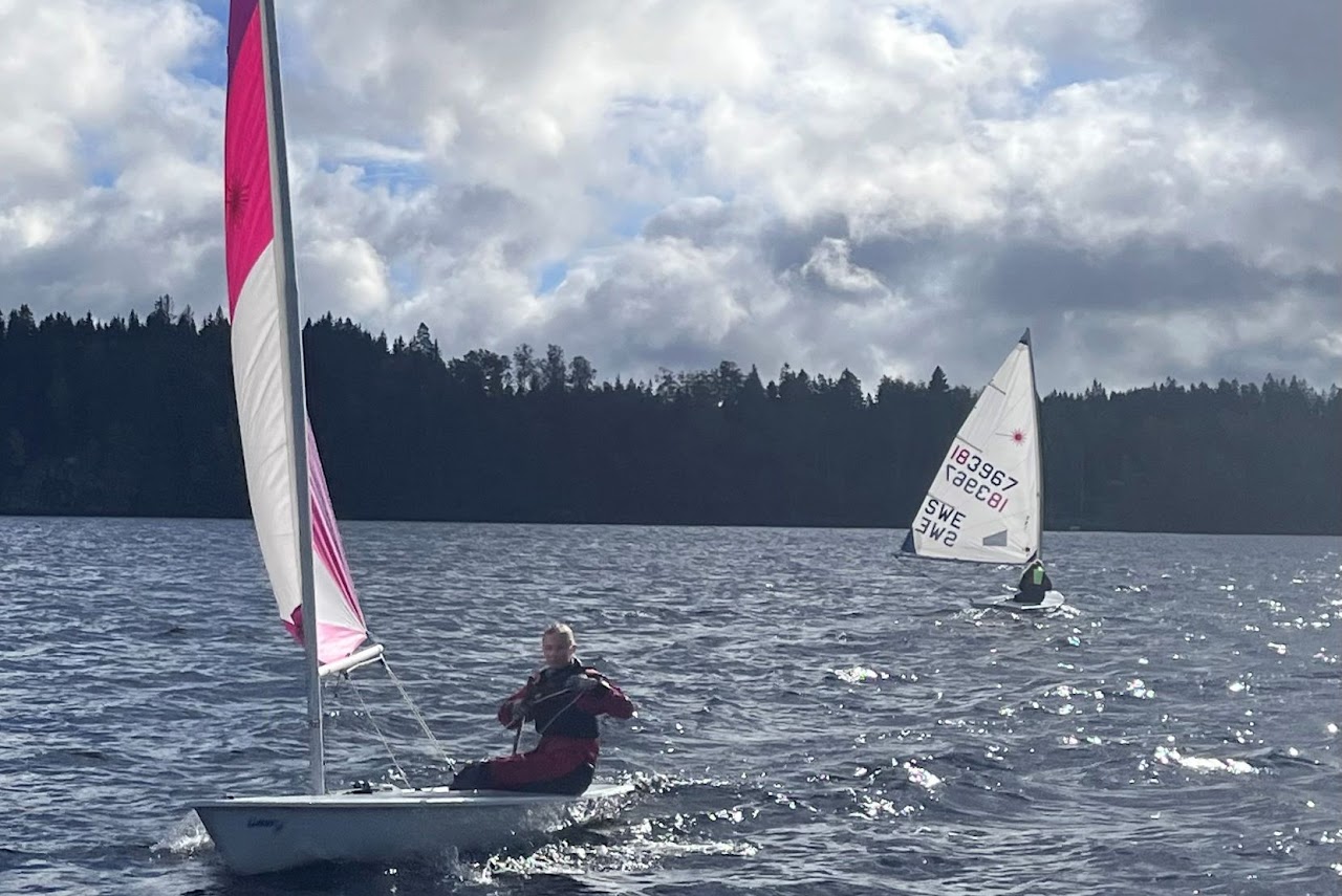 Kvinna seglar Laser på Viaredssjön